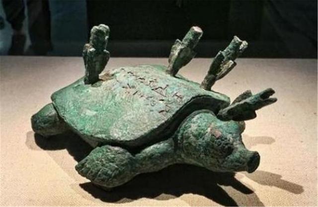 水库|老人钓鱼钓到一只“乌龟”，背上插有4支箭，专家估价：值18亿