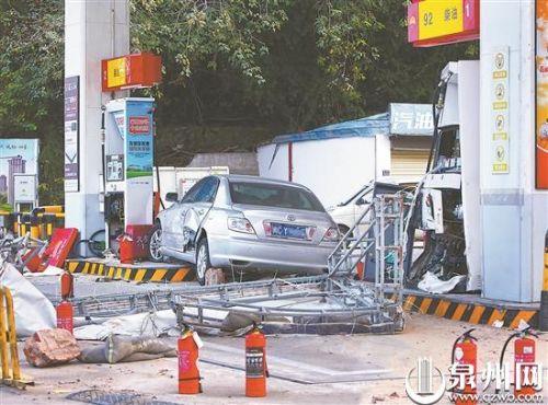 年审|为避让前车 轿车冲进加油站 撞毁两台加油机