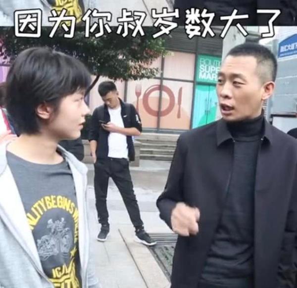 『张译』42岁知名演员张译近况罕曝光，面部凹陷瘦成皮包骨！额头伤疤明显