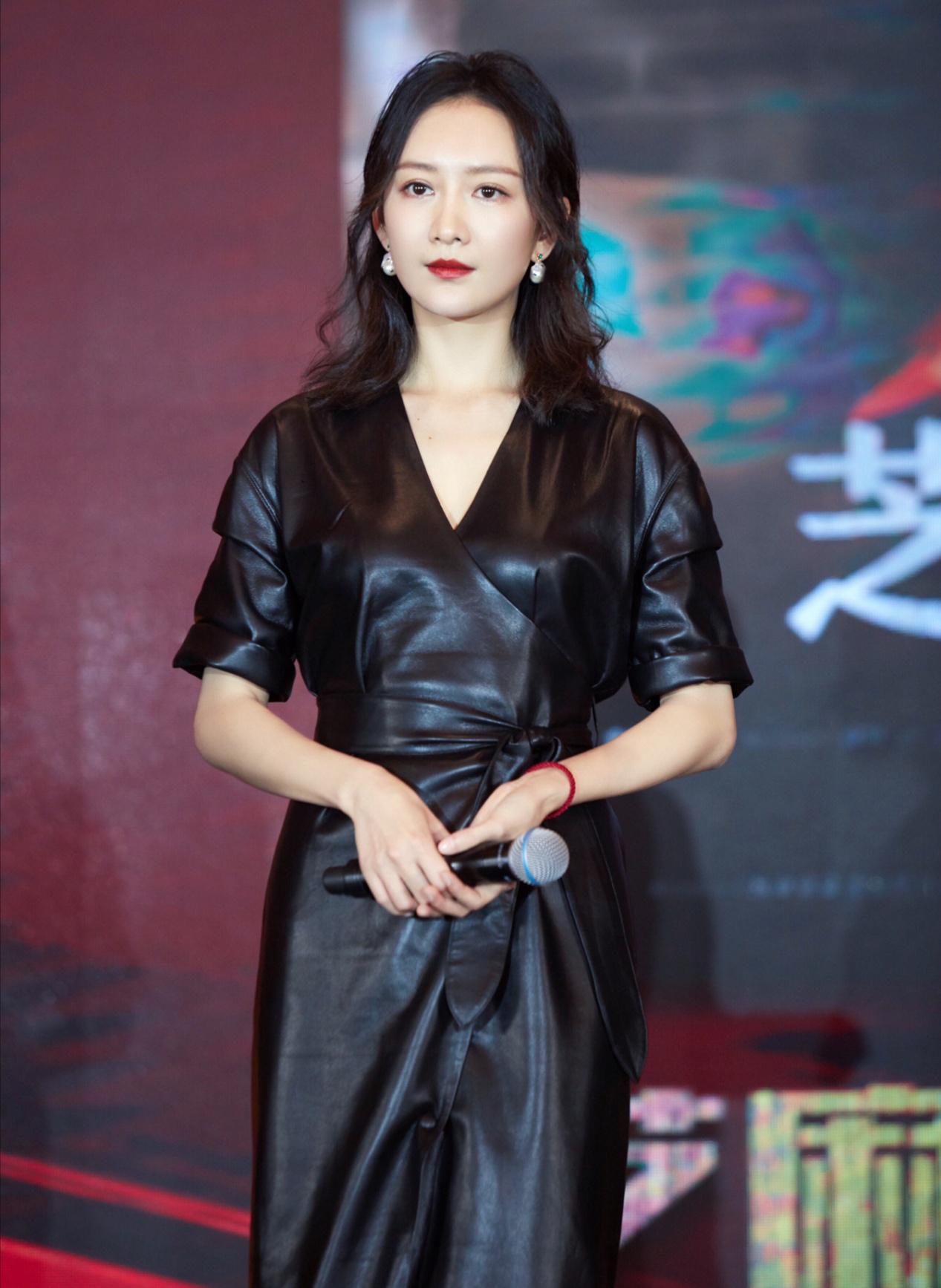 #王鸥#王鸥气场太强,皮质外套配V领打底衣气场十足,一抹红唇高贵冷艳