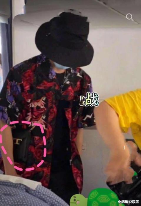 肖战|肖战结束工作抵达机场！穿短裤自己拿行李，“山药腿”意外抢镜