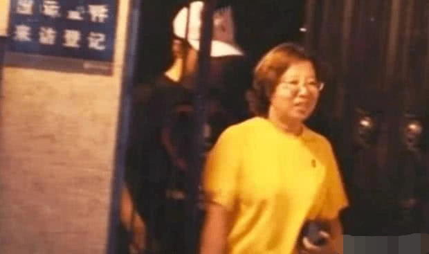 #郭麒麟#她在郭德纲落魄时离婚，抛弃4岁郭麒麟，今成跨国总裁，千里寻亲