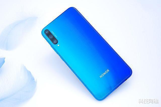 |发布不到一年降至929元,4800万+4000mAh,现已沦为标准百元机
