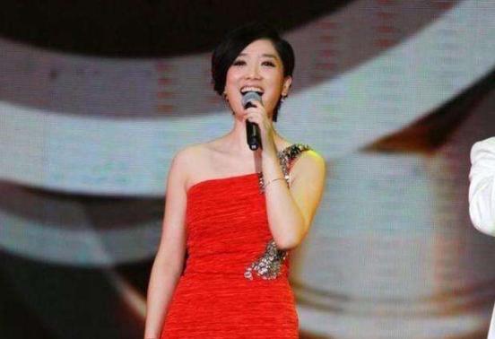 曾毅|凤凰传奇失去往日风光，男的欠下巨款，女的成豪门太太却不肯帮他一把？