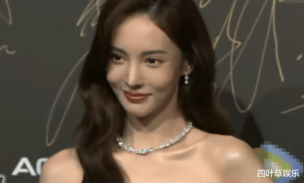 金晨|金晨星河流光长裙现身活动，无精修生图出炉，可御可甜我爱了