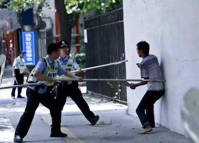 神鸟知讯资讯站|广东男子一丝不挂，在街上蹦蹦跳跳 民警出手制止：哎呦，还打人