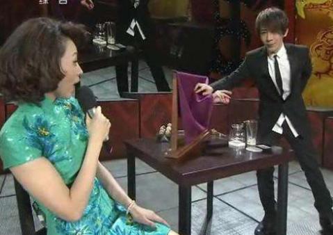 「刘谦」沙溢自曝春晚为刘谦当\托儿\，苹果橙子就在腿上，网友：演技很重要