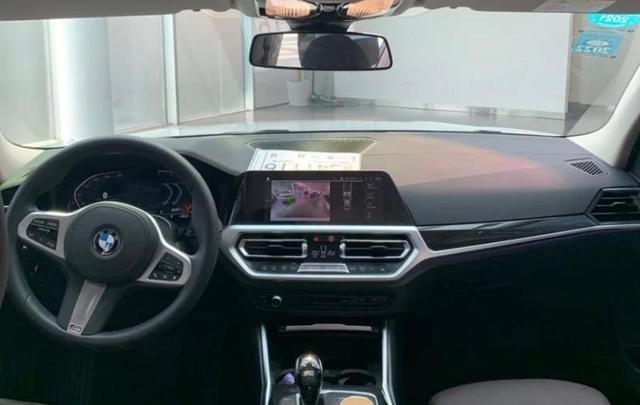 宝马320|纠结！宝马320和奥迪A4L价格相仿，到底应该买谁呢？