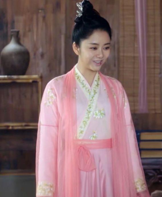 【锦衣之下】锦衣之下：高定服装一套上万元，今夏就有34套，最富捕快在此