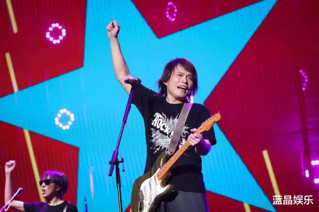 演唱会|伍佰演唱会坐轮椅被群嘲？相比歌手身份，他骨子里的浪漫更珍贵