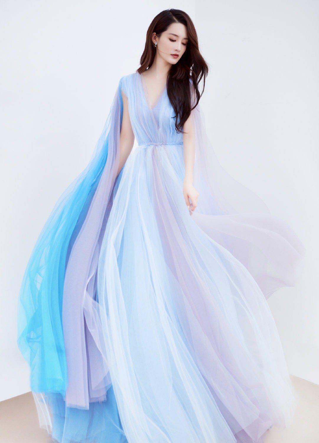 李沁藍紫漸變色紗裙亮相活動，披風設計又颯又美，仙女本人沒錯瞭-圖3