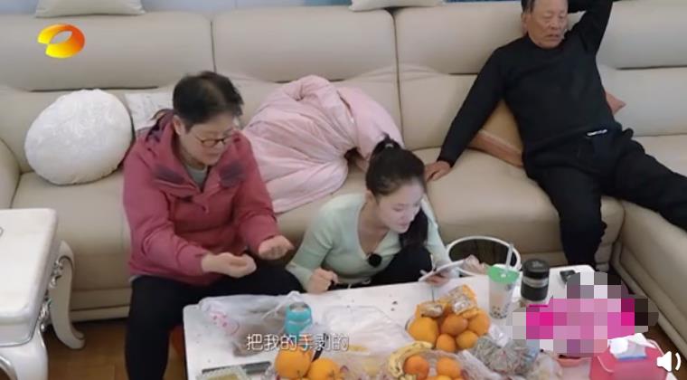 「梁小冰」林允遭妈妈催婚却因两人对话太过经典引共鸣，网友：要不要这么真实