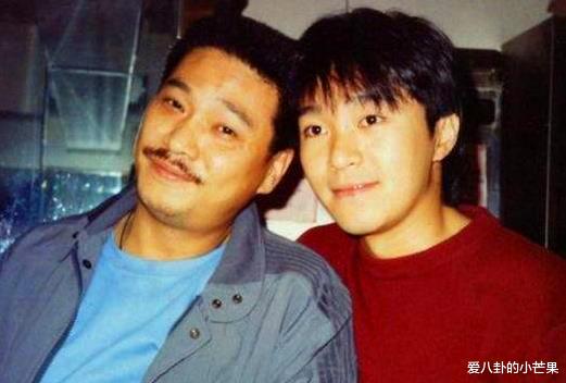 【周星驰】57岁周星驰一生中最珍贵的合照，从第五张开始，他的笑容就已经消失了