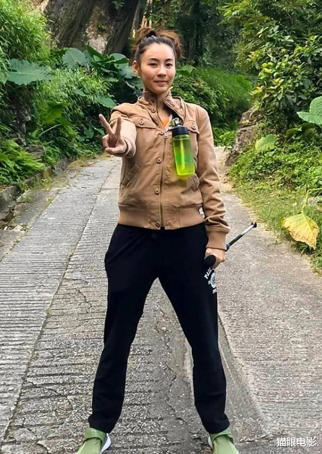 张柏芝@张柏芝户外照片曝出，面容苍老憔悴，与往日女神形象完全不同