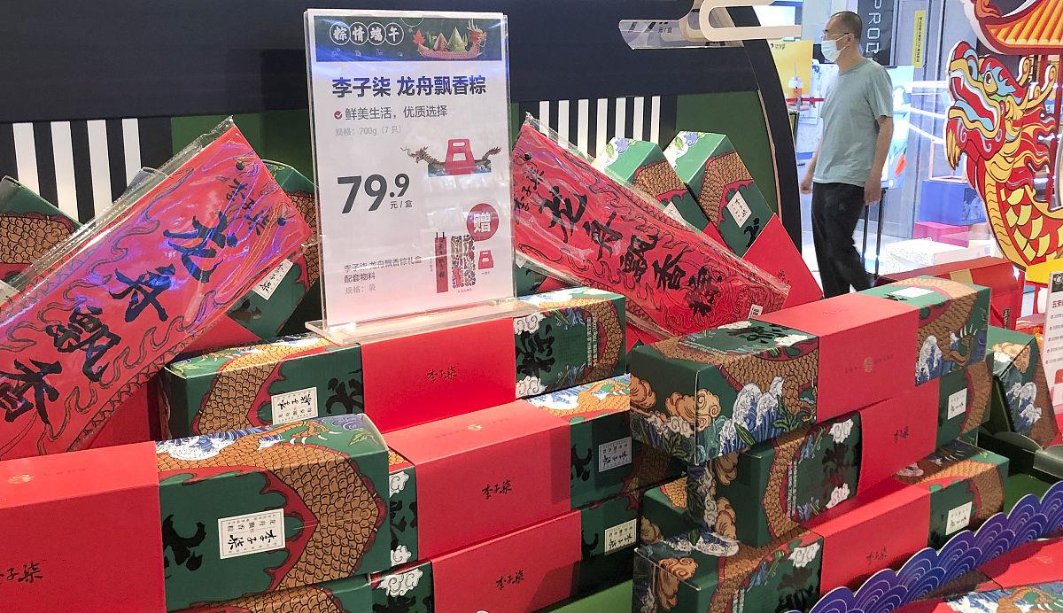 李子柒|李子柒变成“李厂长”,火锅底料与海底捞正面竞争,你会买谁?