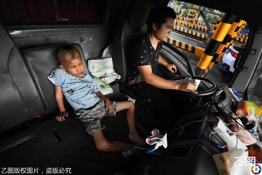 乙图|妻子跑了，90后货车司机带着病儿跑长途：最怕跑着跑着儿子没了