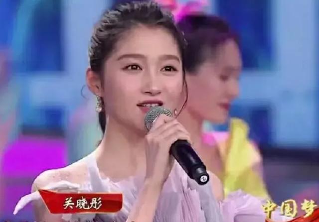 关晓彤|关晓彤减肥越减越胖？生图只有腿能看，网友直接吐槽她离不开美颜