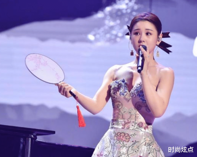 发型|李小萌不胖身只胖脸太幸福，穿印花裙配链条耳坠，造型高调又华丽