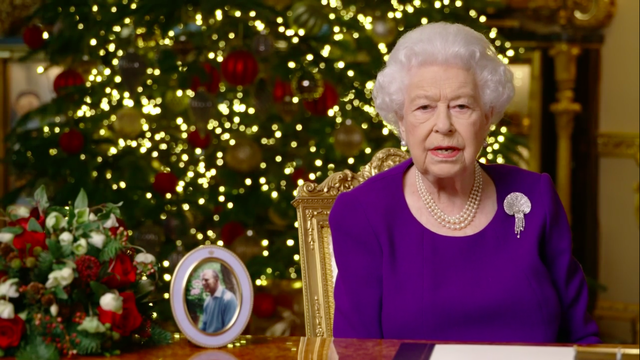 少年夫妻老來伴！英女王發表聖誕演講，罕見獨秀菲利普親王照片-圖8