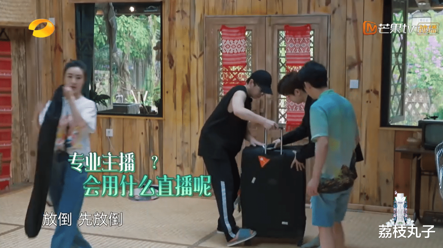 薇娅@向往的生活：薇娅的直播间原来长这样，连路由器都不一般