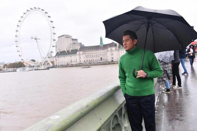 郭富城▲郭富城保养得真好！54岁梳油头穿白Polo衫，同框娇妻看不出年龄差