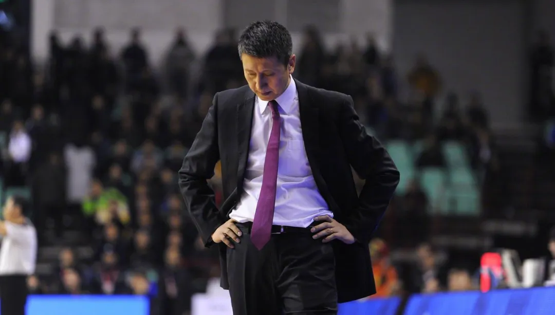 辽宁省▲一代名帅怒摔战术板原地辞职!3天2换主帅,闹着玩一样!