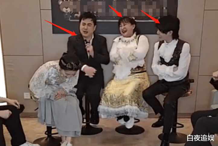 关晓彤▲“王牌家族”玩直播，失去精修后，关晓彤的腿是认真的吗？