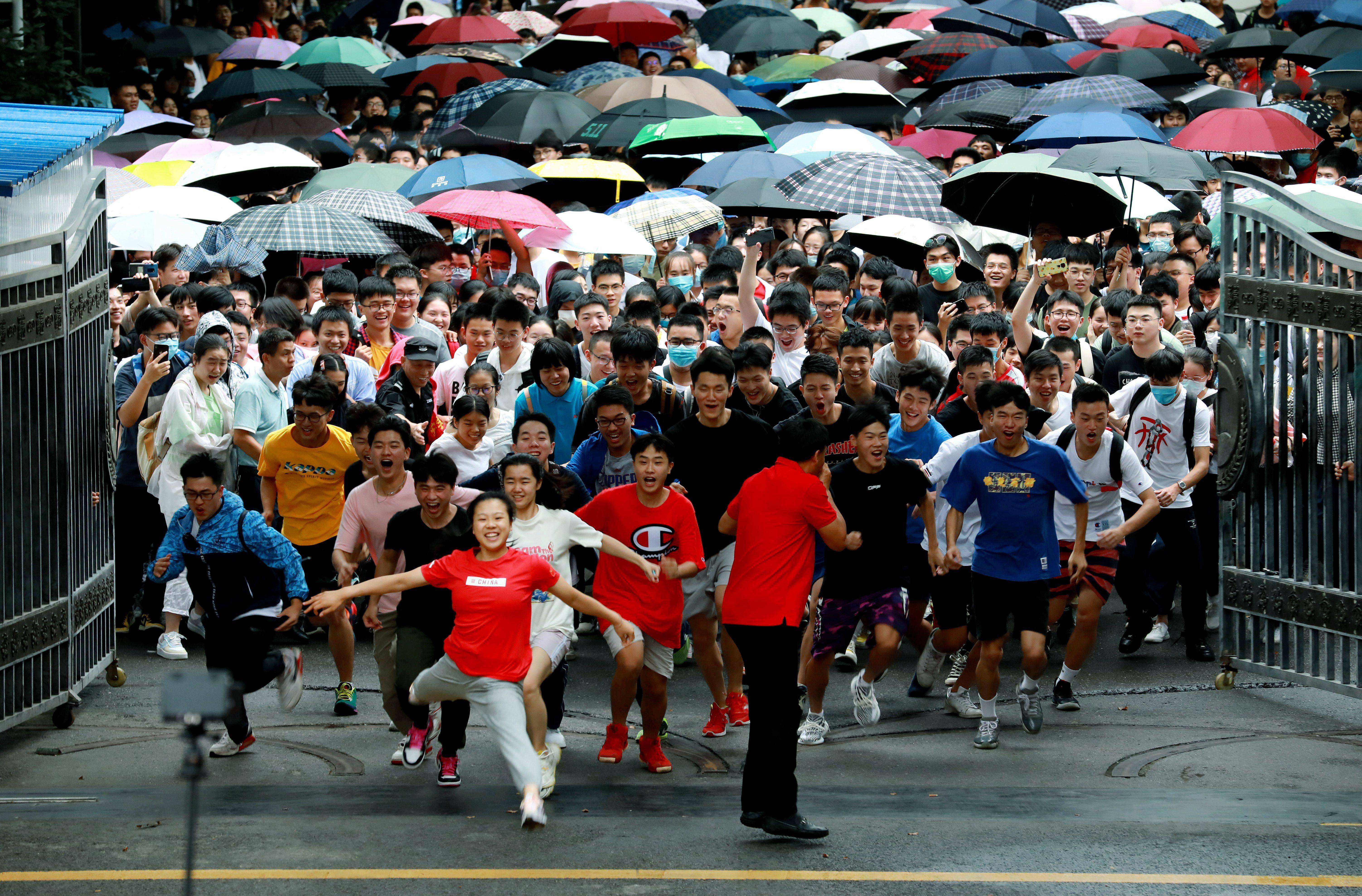 学霸|“一字马”高考女孩成绩已公布，学霸实锤，网友：怎能如此优秀？