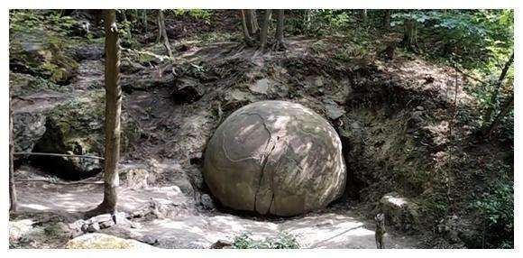 |1500年前的神秘石球，人们怀疑里面藏有黄金，敲开后让人意外！