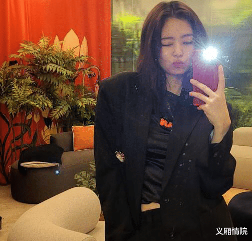 「金智妮」Blackpink带新专辑回归,Jennie白发新造型上热搜。