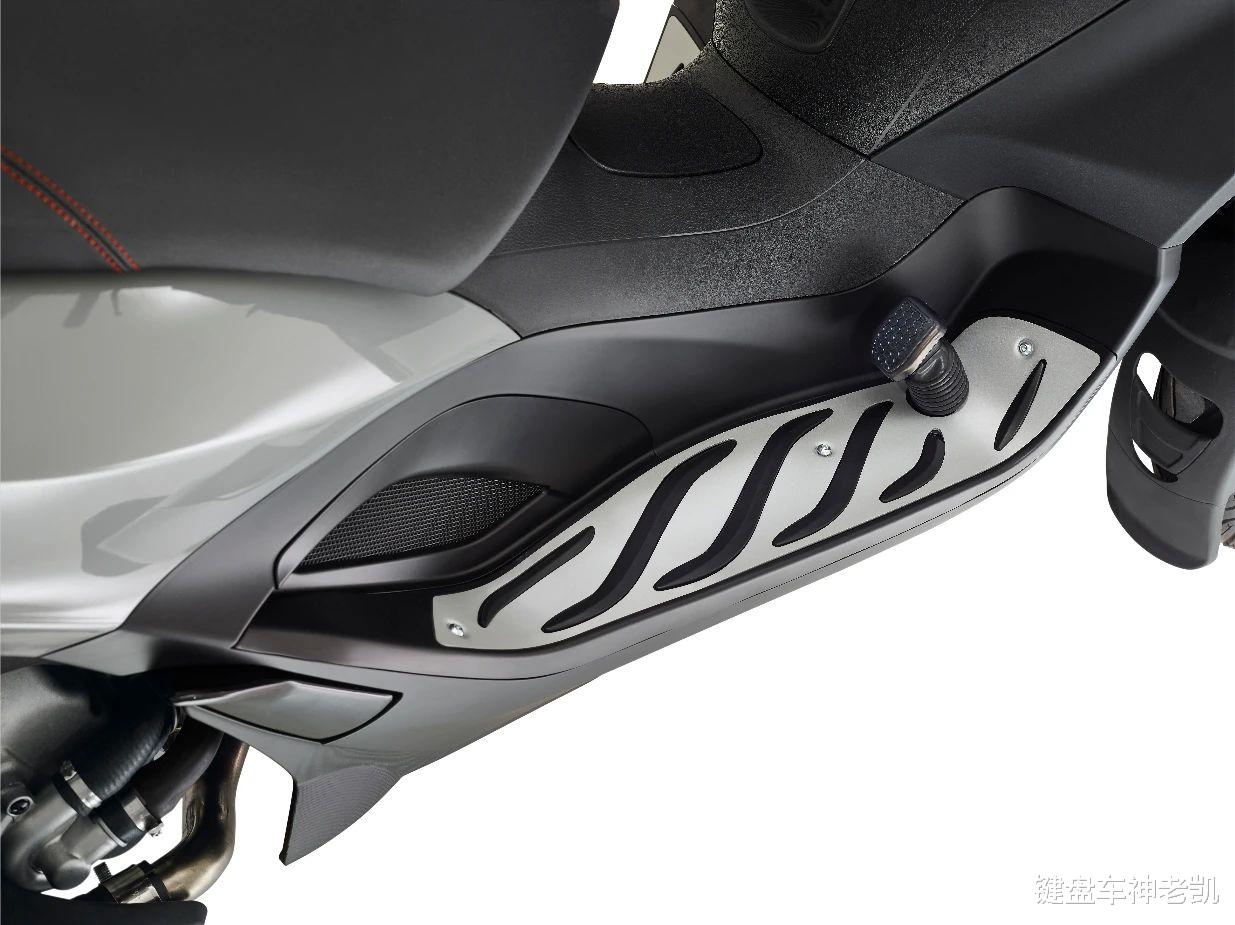 比亞喬新款倒三輪摩托MP3 300 hpe Sport登陸國內，售價7.88w-圖6