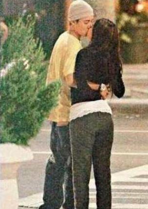 陈冠希■“艳照门”1400张照片，15位女星，陈冠希却称她和别的女孩不同