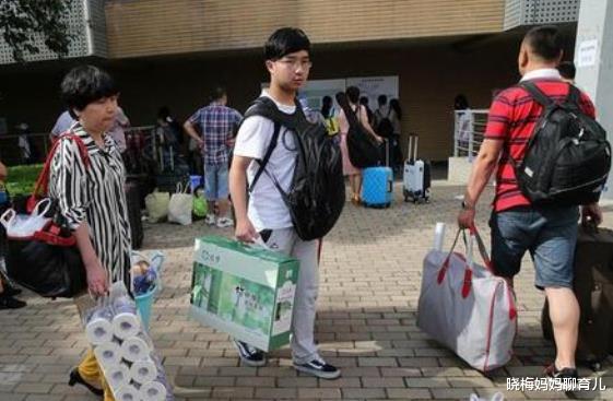 大学|孩子上大学，父母每个月给多少生活费合适？老师：2000元太离谱了