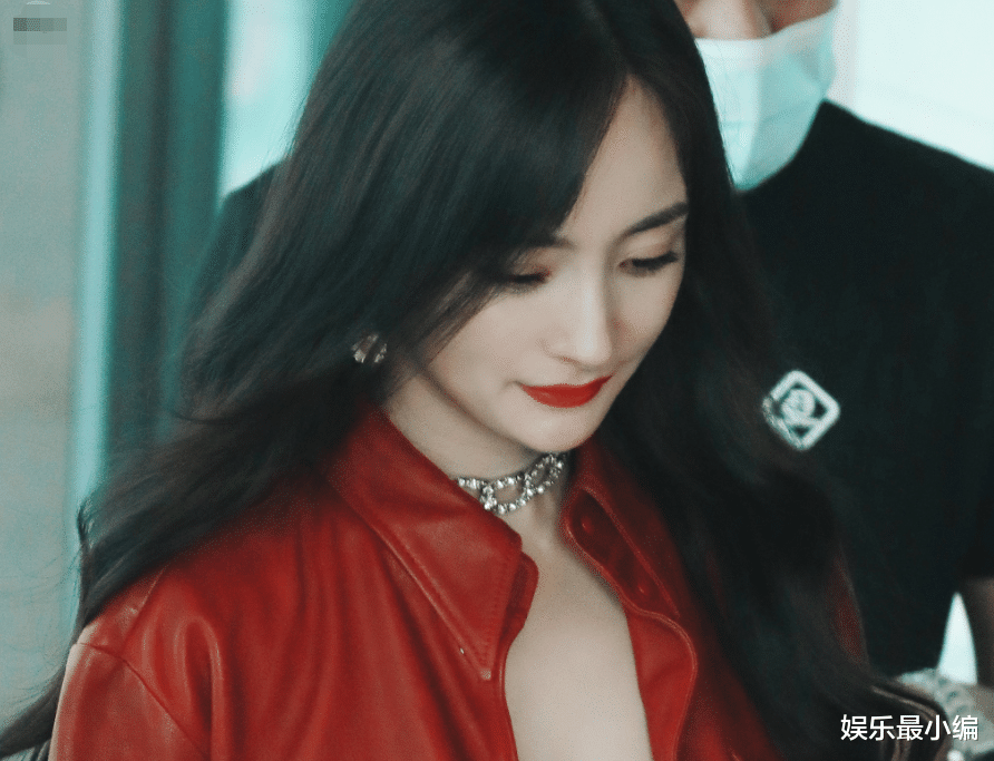 杨幂|杨幂参加《快本》录制，被晒出路透照片，失去瘦身特效的腿绝了！