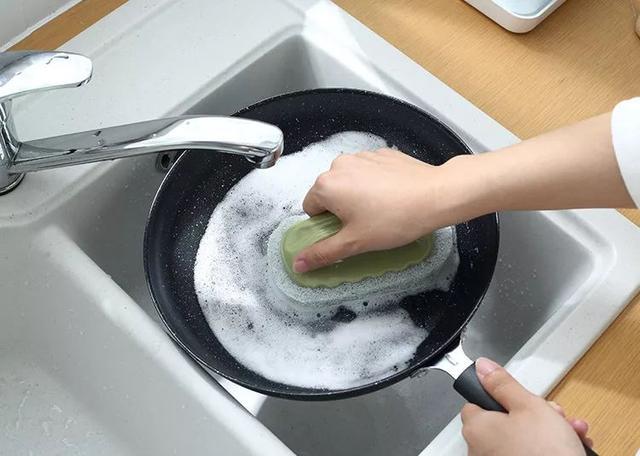 清洁厨房又油又冻手？告诉你一个小诀窍，不脏手不冻手照样洗干净