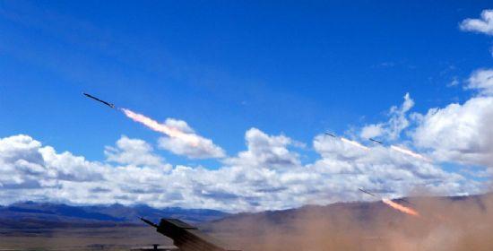 火箭弹|喜马拉雅山脉山传来巨响，大批火箭弹密集发射，印军司令脸色苍白