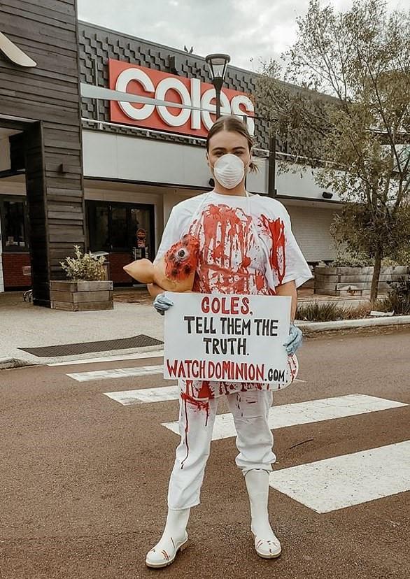 排头国际|号召还是恐吓？澳洲女子浑身是血，扛猪头冲进餐厅：都给我吃素！