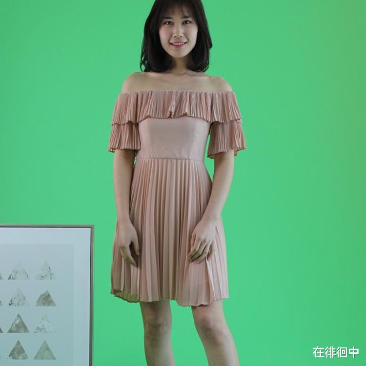 粉色▲小巧脸型穿出来，一字领来助力
