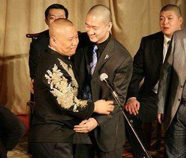 相声|他是相声圈的“隐形富豪”！用手打郭德纲的脸，老郭不生气反而还要赔笑！