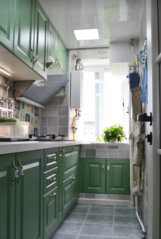 「」65㎡小宅，客厅设张床，沙发背后“加宽”0.5米！巧妙极了，聪明