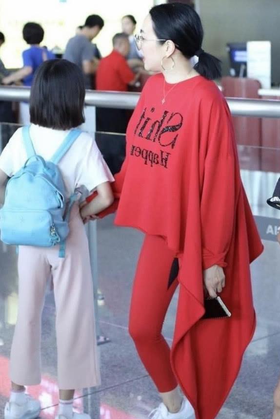 钟丽缇■张伦硕还不管管钟丽缇？模仿00后穿少女装，年纪大却一点不自知