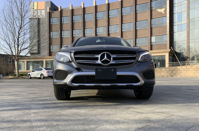 「奔驰GLC」跌5万后,1月甩出13489辆,标配全时四驱+9AT,开出去比Q5有面子