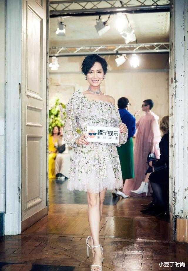 连衣裙|朱茵巴黎看秀美翻了，穿斜肩碎花连衣裙配短发，仙女气质挡不住