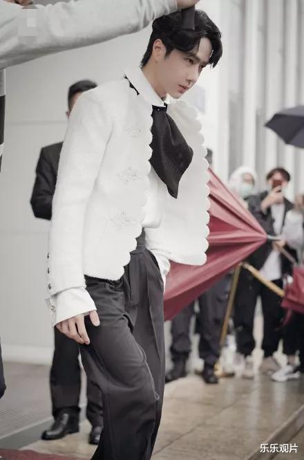 赵丽颖|金鹰晚会众女星比美：刘涛气质像女王，赵丽颖造型最完美