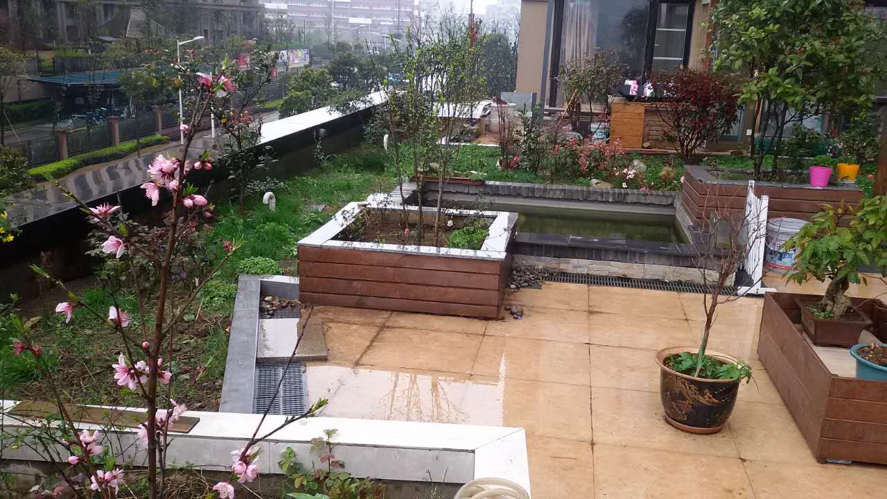 『』180㎡露台造园，买了带露台的房子，老公亲自设计，出门就是花园