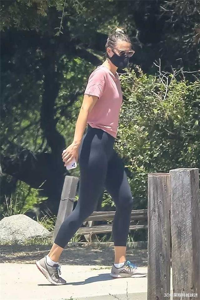 莎娃■俄罗斯女神成大妈？莎娃身材走形，巨胯似卡戴珊，比男友还健壮