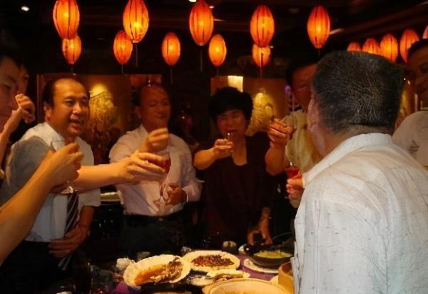 |饭局上，领导当众夸你，普通人只会说“不敢当”，聪明人会这样说