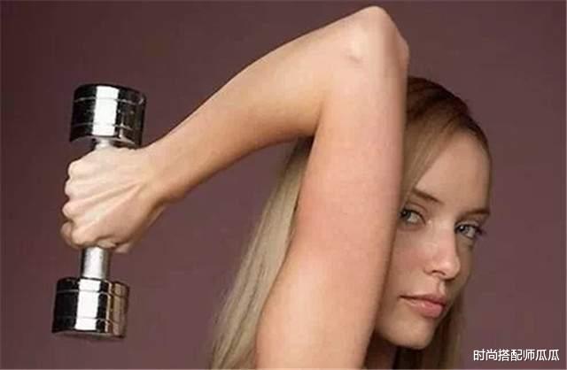 温碧霞|?“奶奶辈”温碧霞亮相，穿抹胸裙美得很高级，才明白会保养太重要