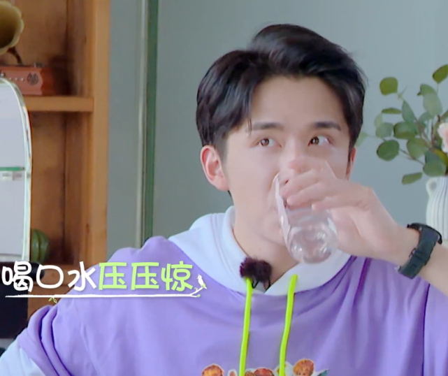 「郑爽」张新成怕见郑爽，当爽姐走来，看他喝水时的举动，就知道有多慌