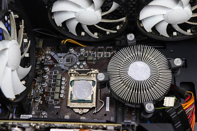 散热器|电脑温度下来了！我亲自动手体验鑫谷冰焰V5高性能导热硅脂